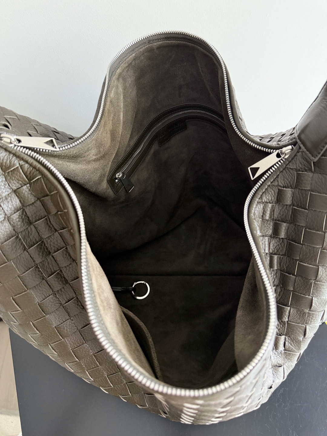 BOTTEGA VENETA 보테가베네타 트래블러 인트레치아토 사슴가죽 호보 백 9