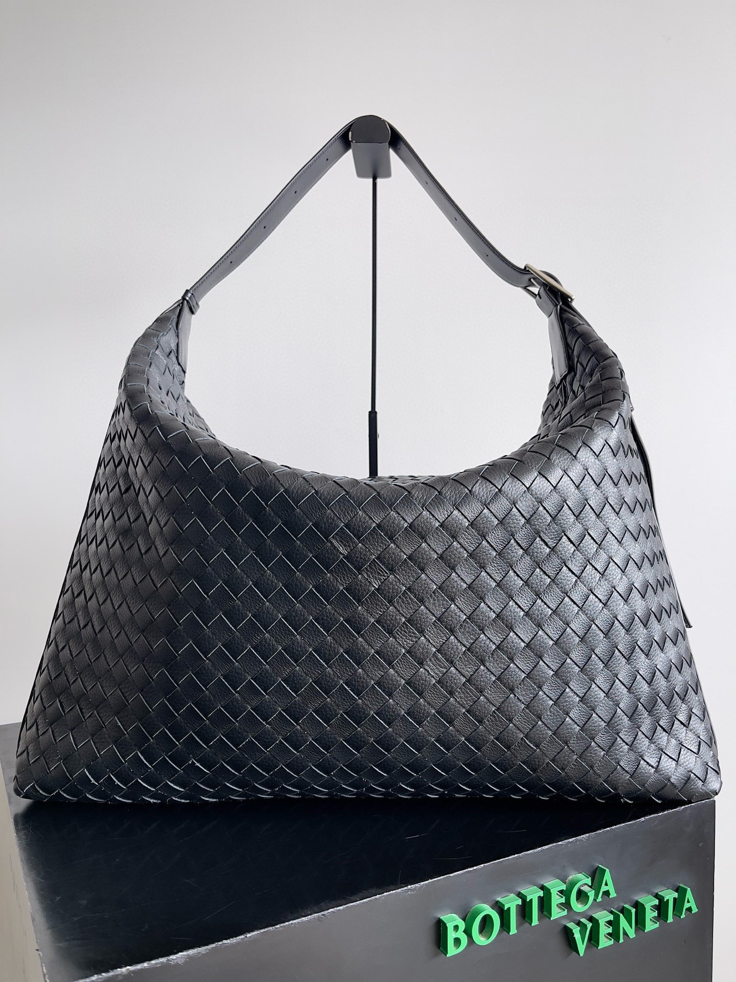 BOTTEGA VENETA 보테가베네타 트래블러 사슴가죽 인트레치아토 호보 백 1