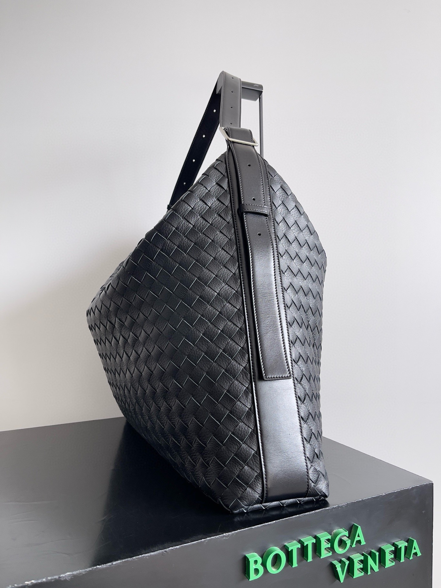BOTTEGA VENETA 보테가베네타 트래블러 사슴가죽 인트레치아토 호보 백 2