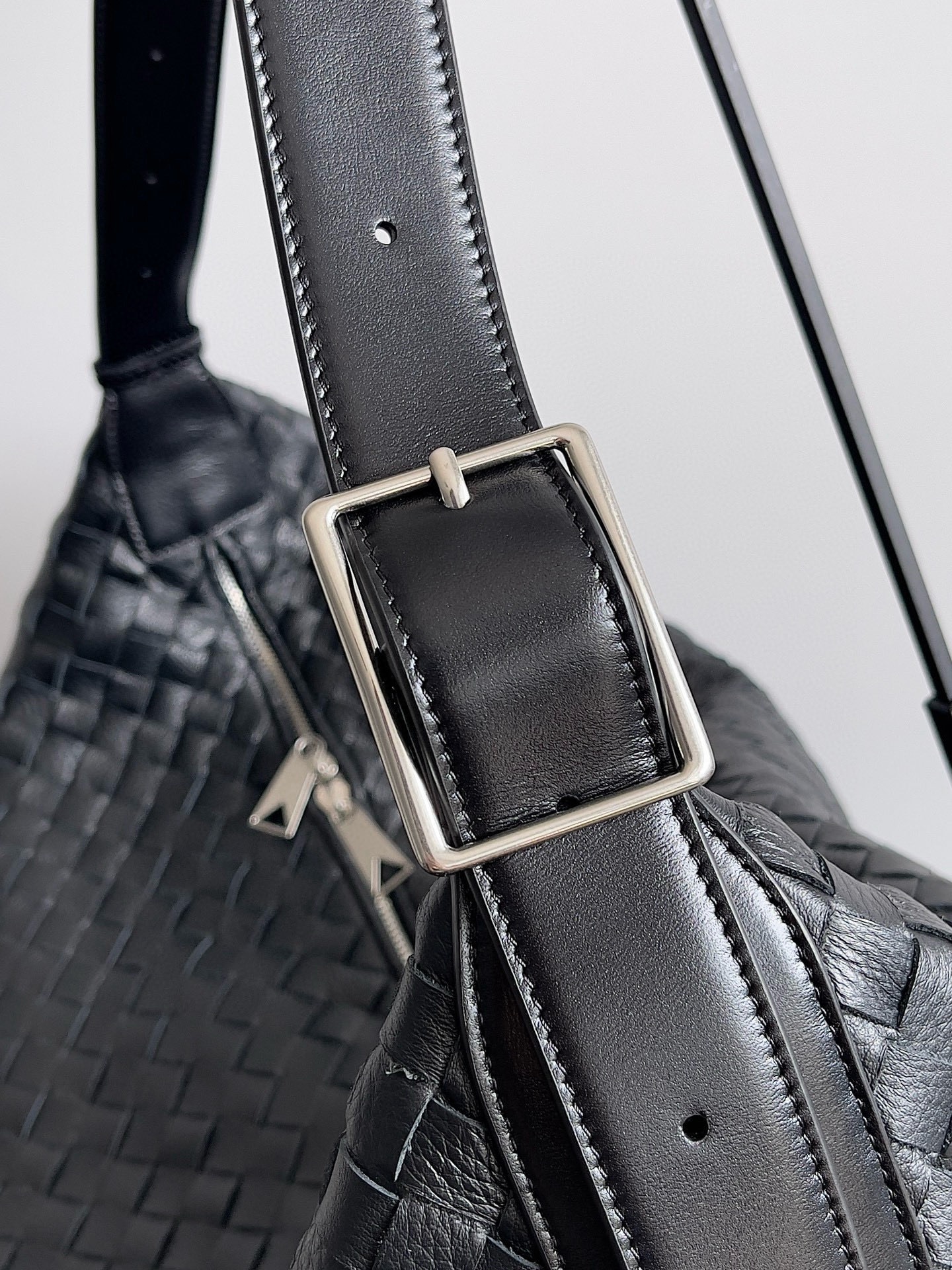 BOTTEGA VENETA 보테가베네타 트래블러 사슴가죽 인트레치아토 호보 백 3