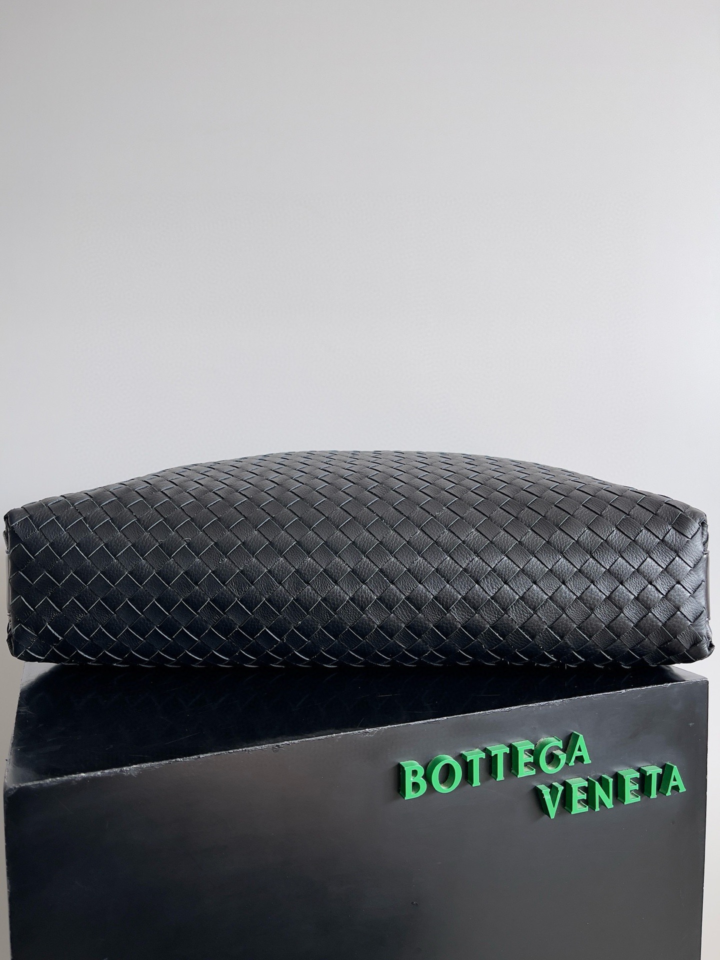 BOTTEGA VENETA 보테가베네타 트래블러 사슴가죽 인트레치아토 호보 백 4