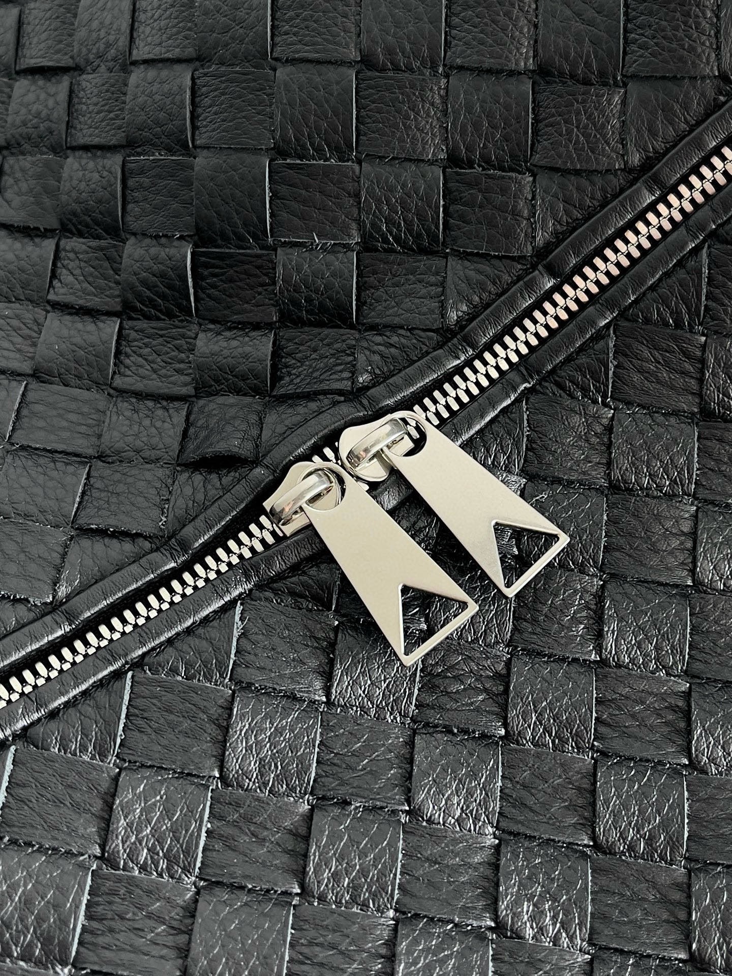 BOTTEGA VENETA 보테가베네타 트래블러 사슴가죽 인트레치아토 호보 백 5