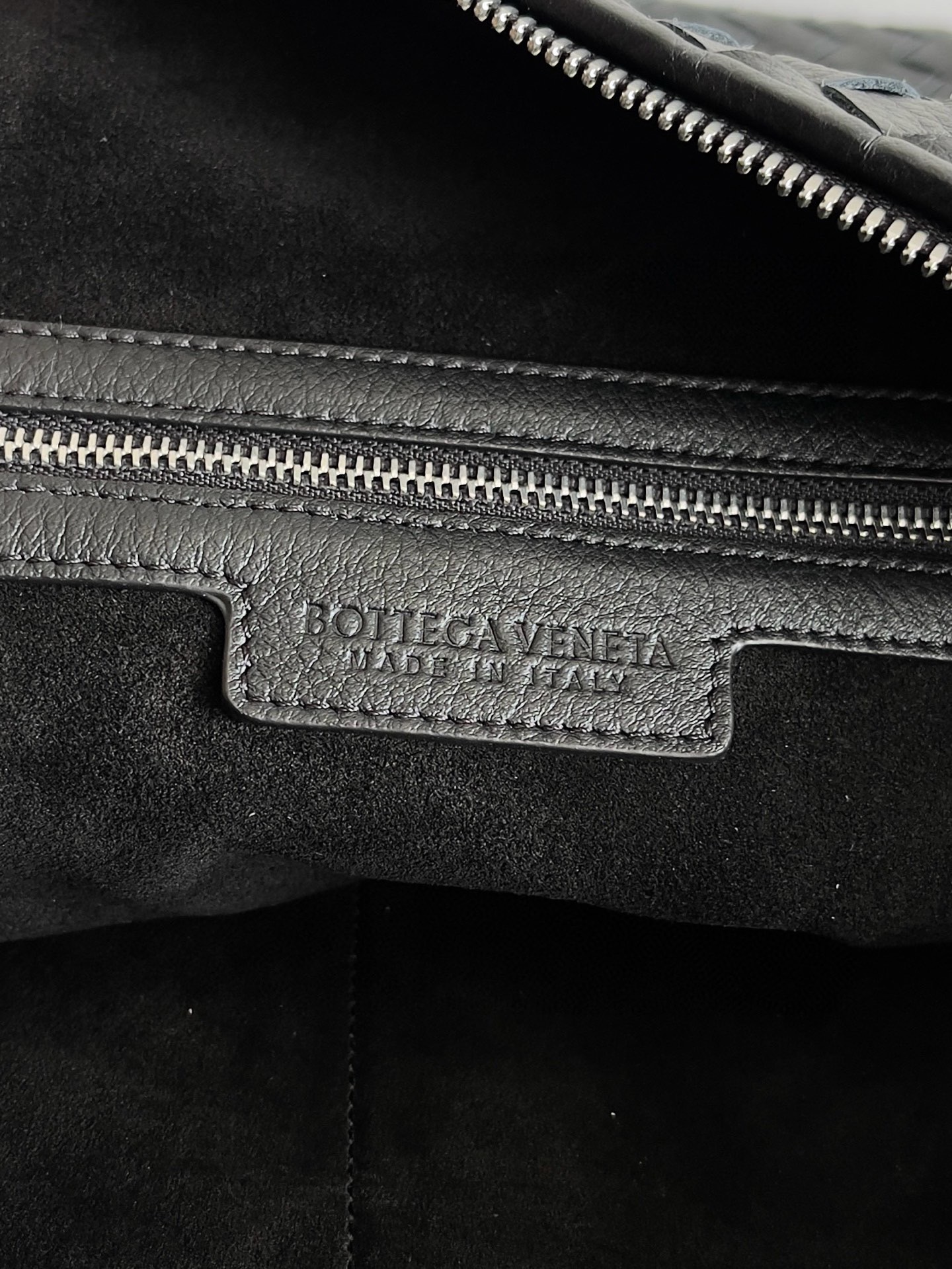 BOTTEGA VENETA 보테가베네타 트래블러 사슴가죽 인트레치아토 호보 백 7