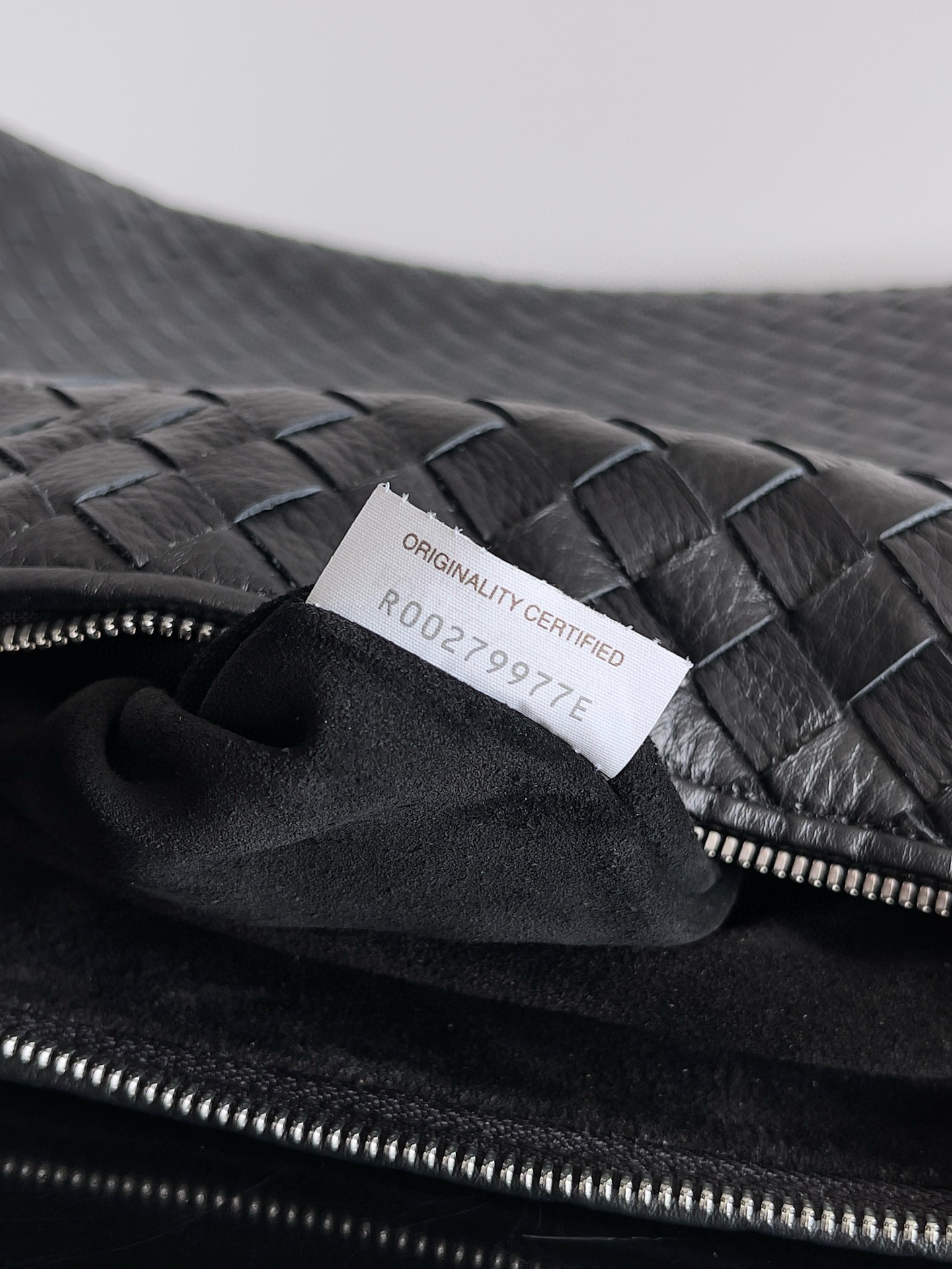 BOTTEGA VENETA 보테가베네타 트래블러 사슴가죽 인트레치아토 호보 백 8