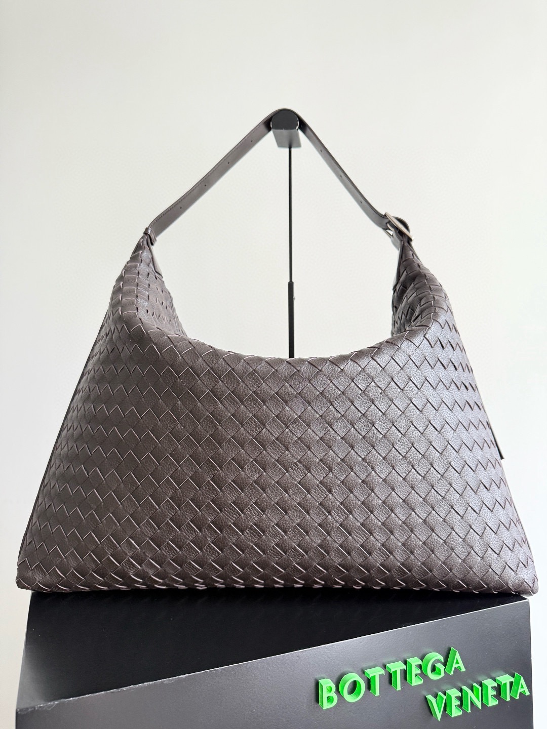 BOTTEGA VENETA 보테가베네타 트래블러 인트레치아토 사슴가죽 호보백 1