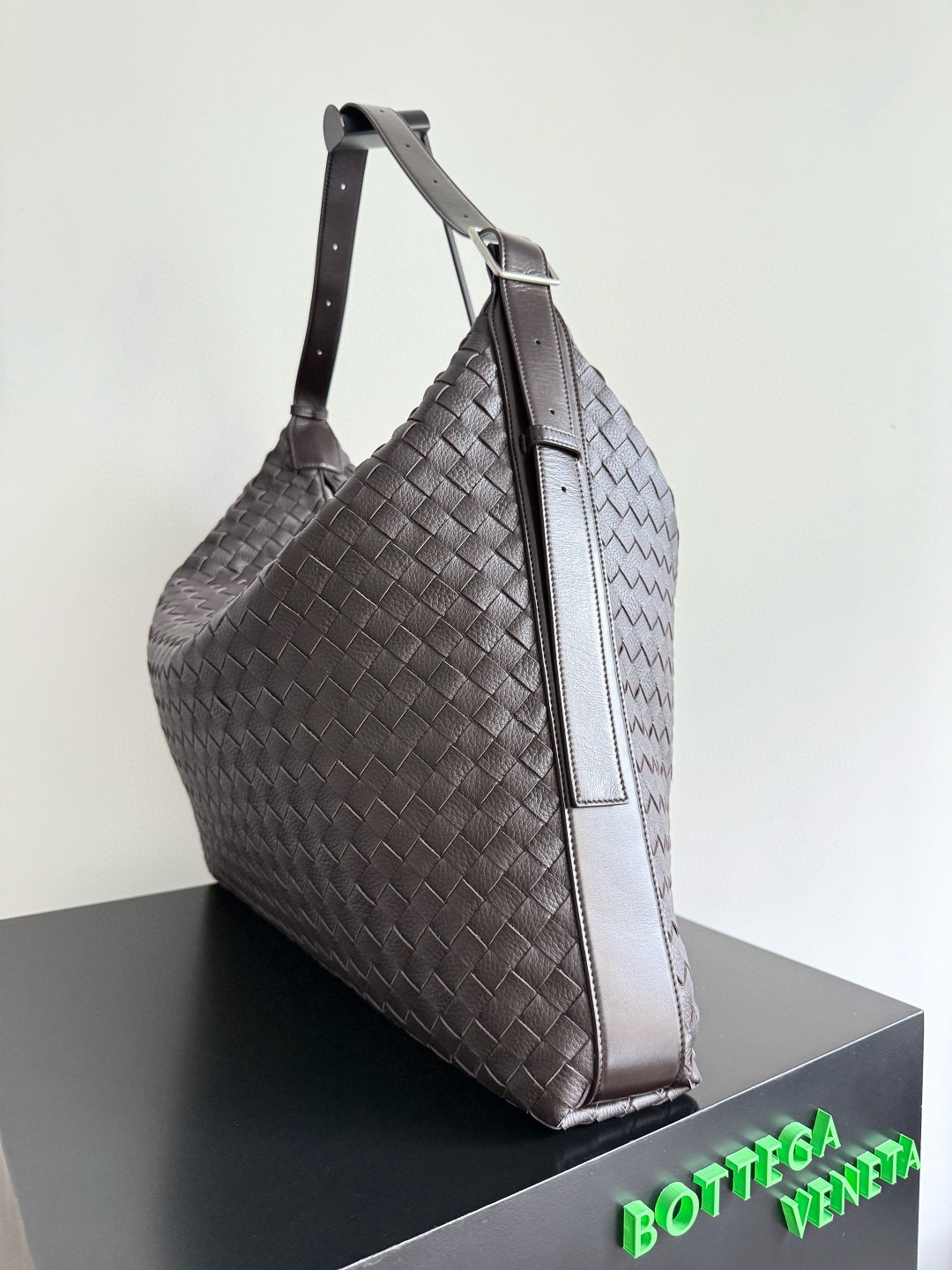 BOTTEGA VENETA 보테가베네타 트래블러 인트레치아토 사슴가죽 호보백 2