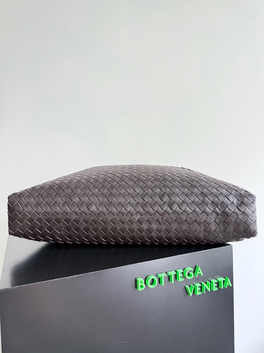 BOTTEGA VENETA 보테가베네타 트래블러 인트레치아토 사슴가죽 호보백 4