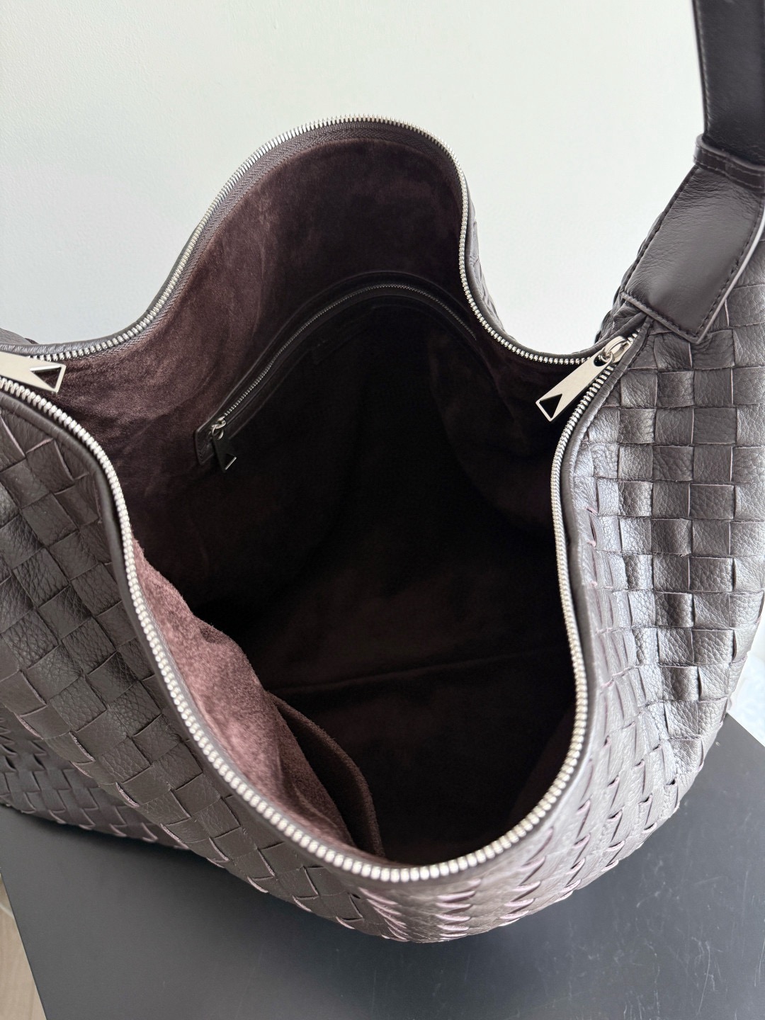 BOTTEGA VENETA 보테가베네타 트래블러 인트레치아토 사슴가죽 호보백 9