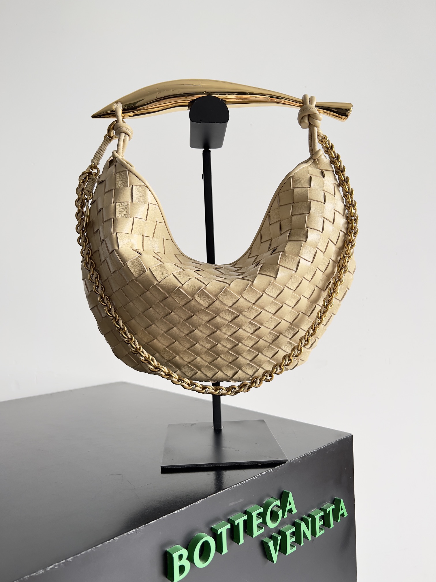 BOTTEGA VENETA 보테가베네타 사딘 인트레치아토 위빙 숄더백 1