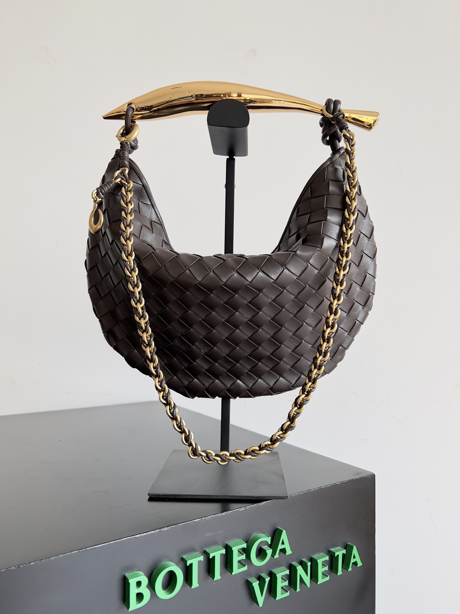 BOTTEGA VENETA 보테가베네타 사딘 인트레치아토 위빙 숄더백 1