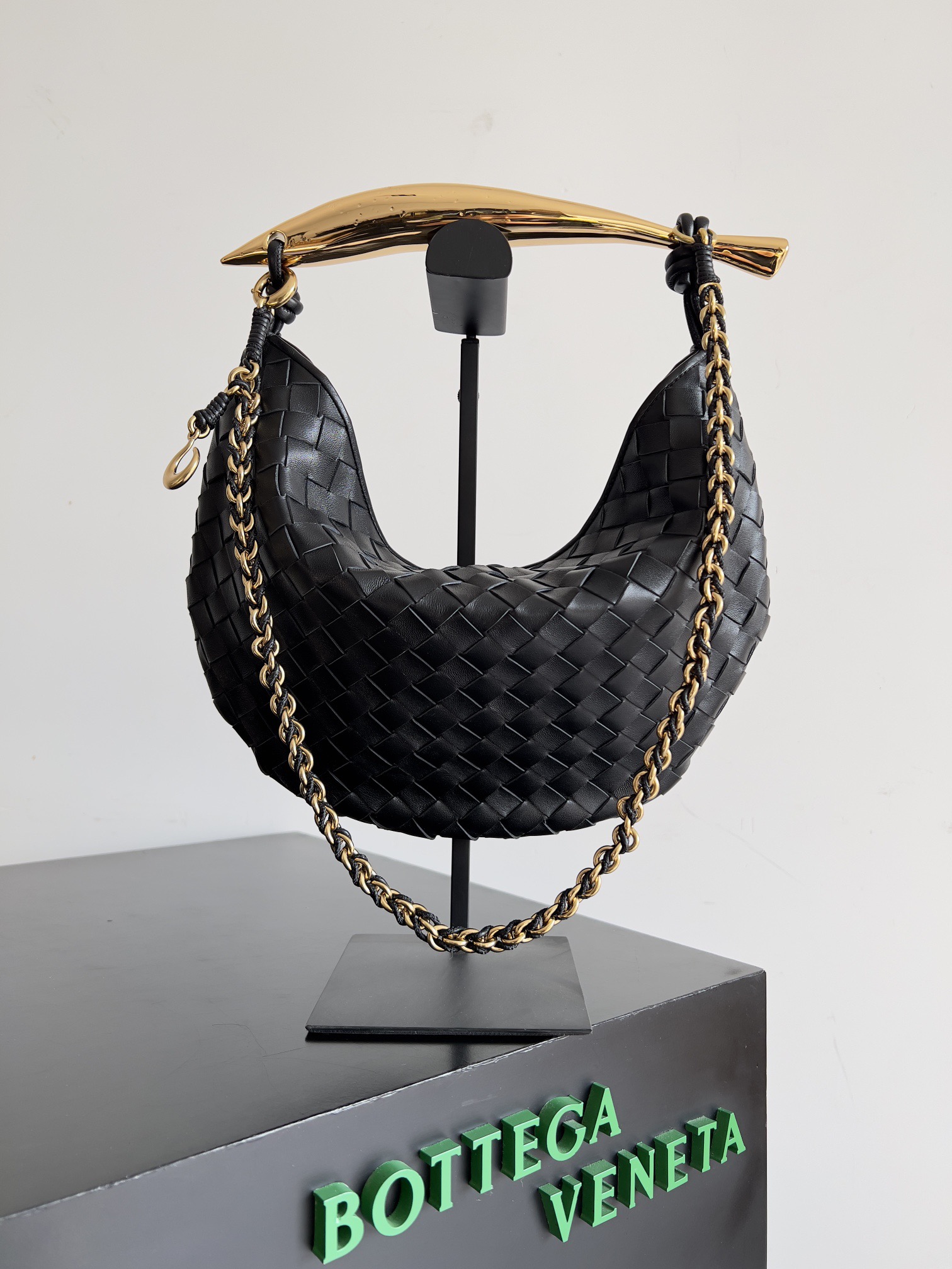 BOTTEGA VENETA 보테가베네타 사딘 인트레치아토 위빙 숄더백 1
