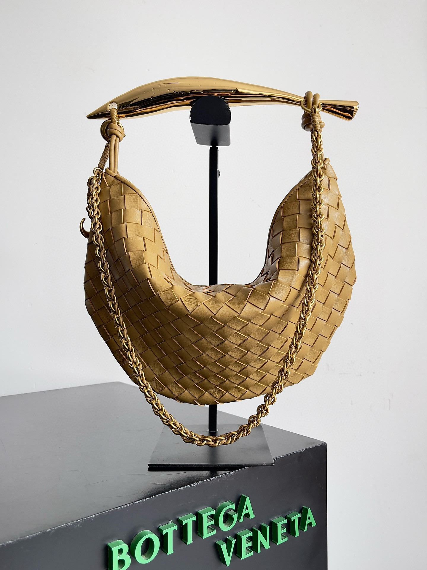 BOTTEGA VENETA 보테가베네타 사딘 인트레치아토 위빙 숄더백 1