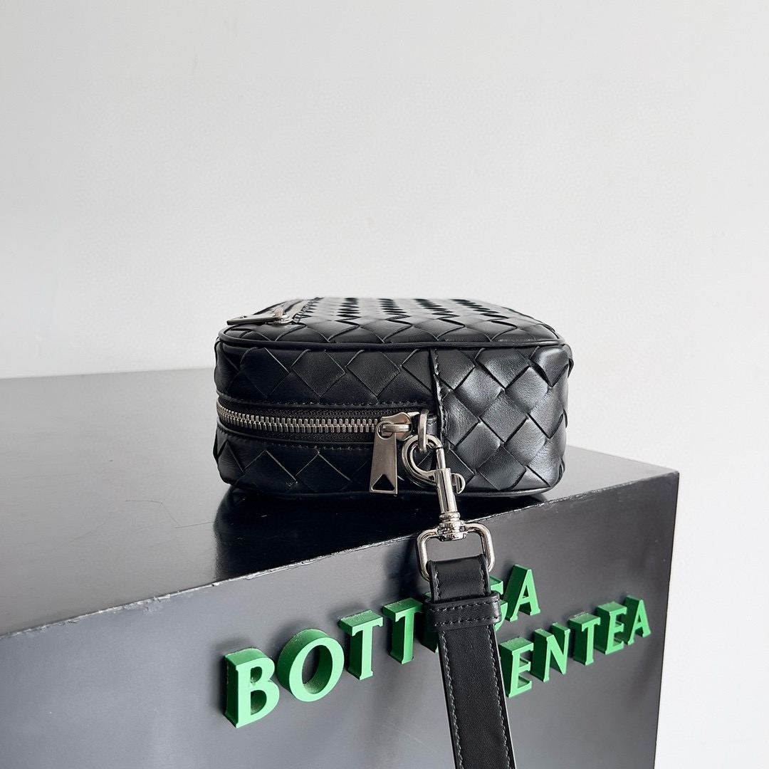 BOTTEGA VENETA 보테가베네타 인트레치아토 남성 가죽 손목 클러치백 6