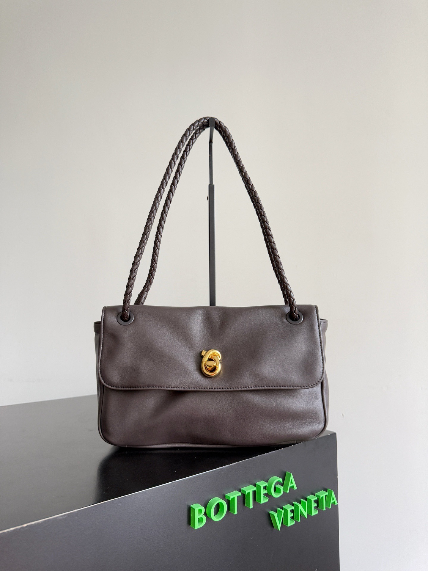 BOTTEGA VENETA 보테가베네타 매디슨 플랩 숄더백 1