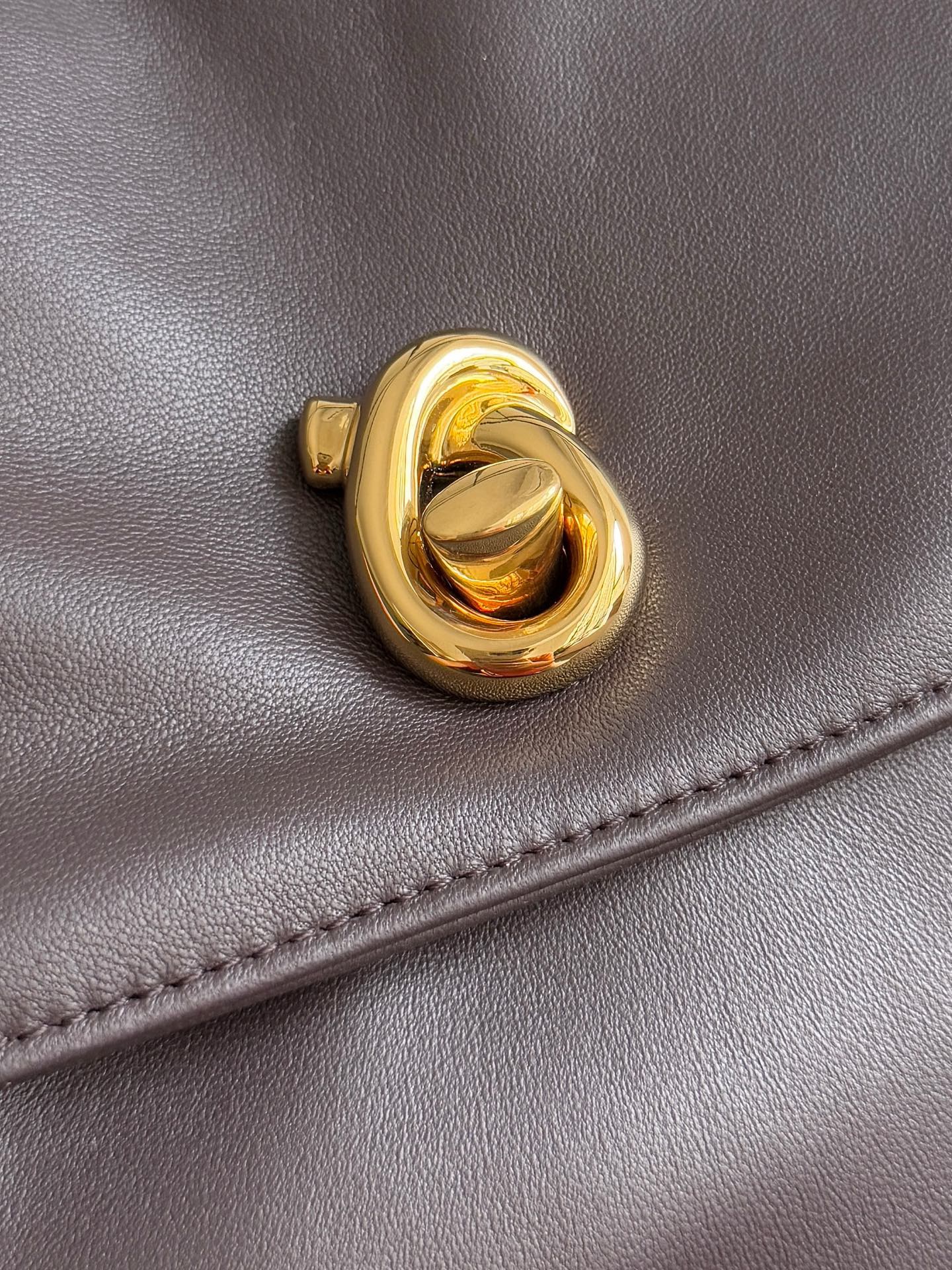 BOTTEGA VENETA 보테가베네타 매디슨 플랩 숄더백 2