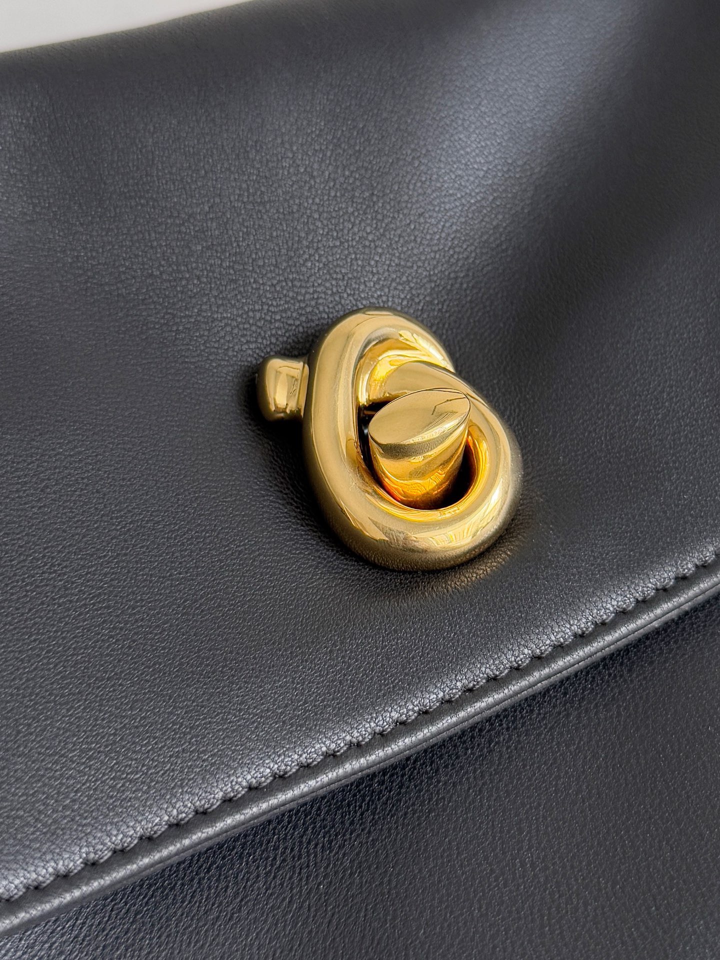 BOTTEGA VENETA 보테가베네타 매디슨 숄더백 4