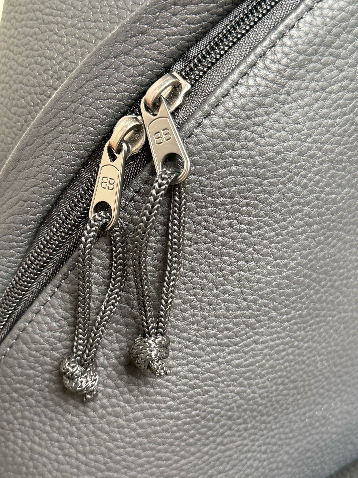 Balenciaga 발렌시아가 더블 B 로고 가죽 백팩 10