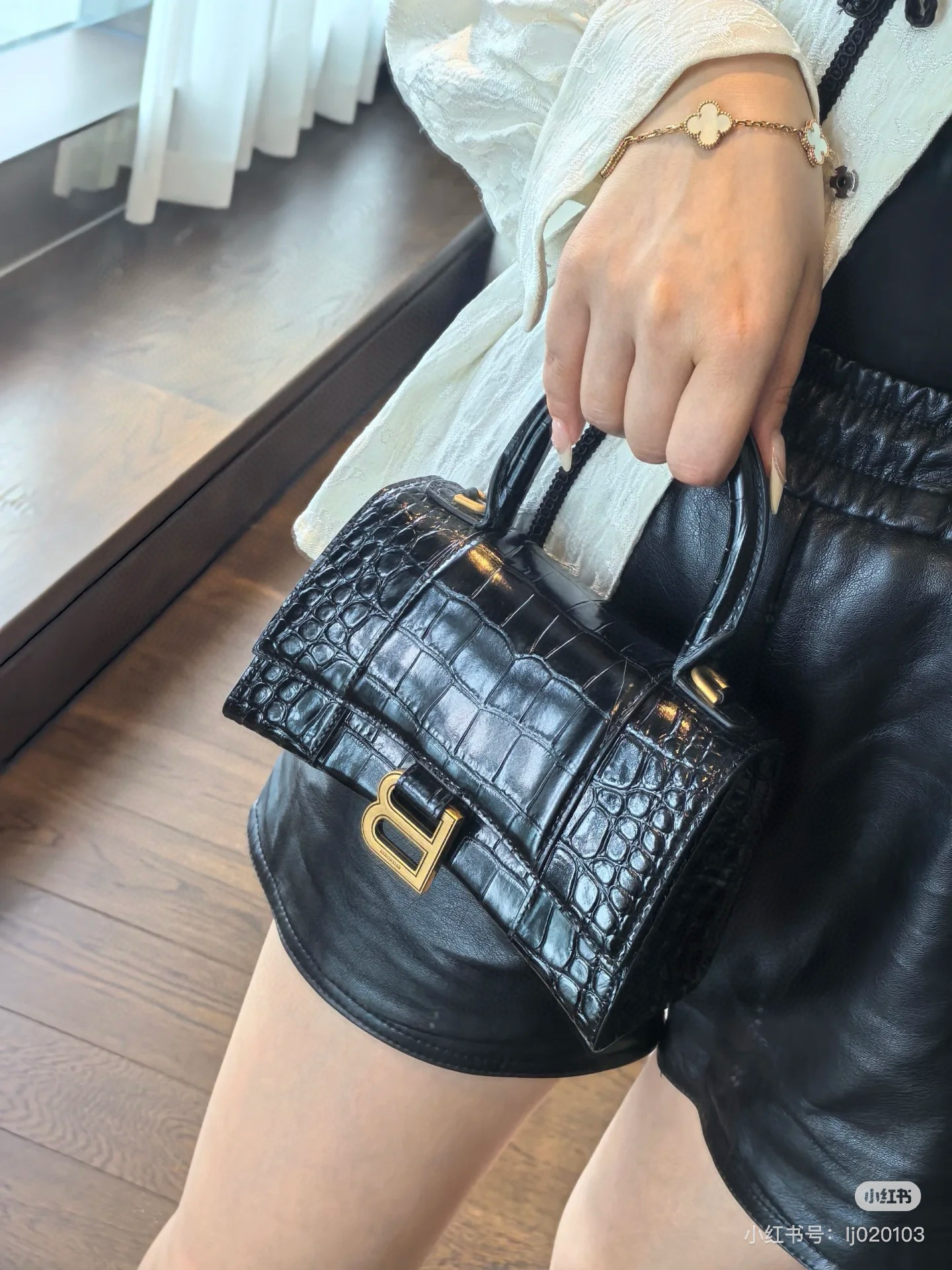 Balenciaga 발렌시아가 바렌시아가 아워글래스 스몰 크로커다일 엠보 블랙 토트백 4