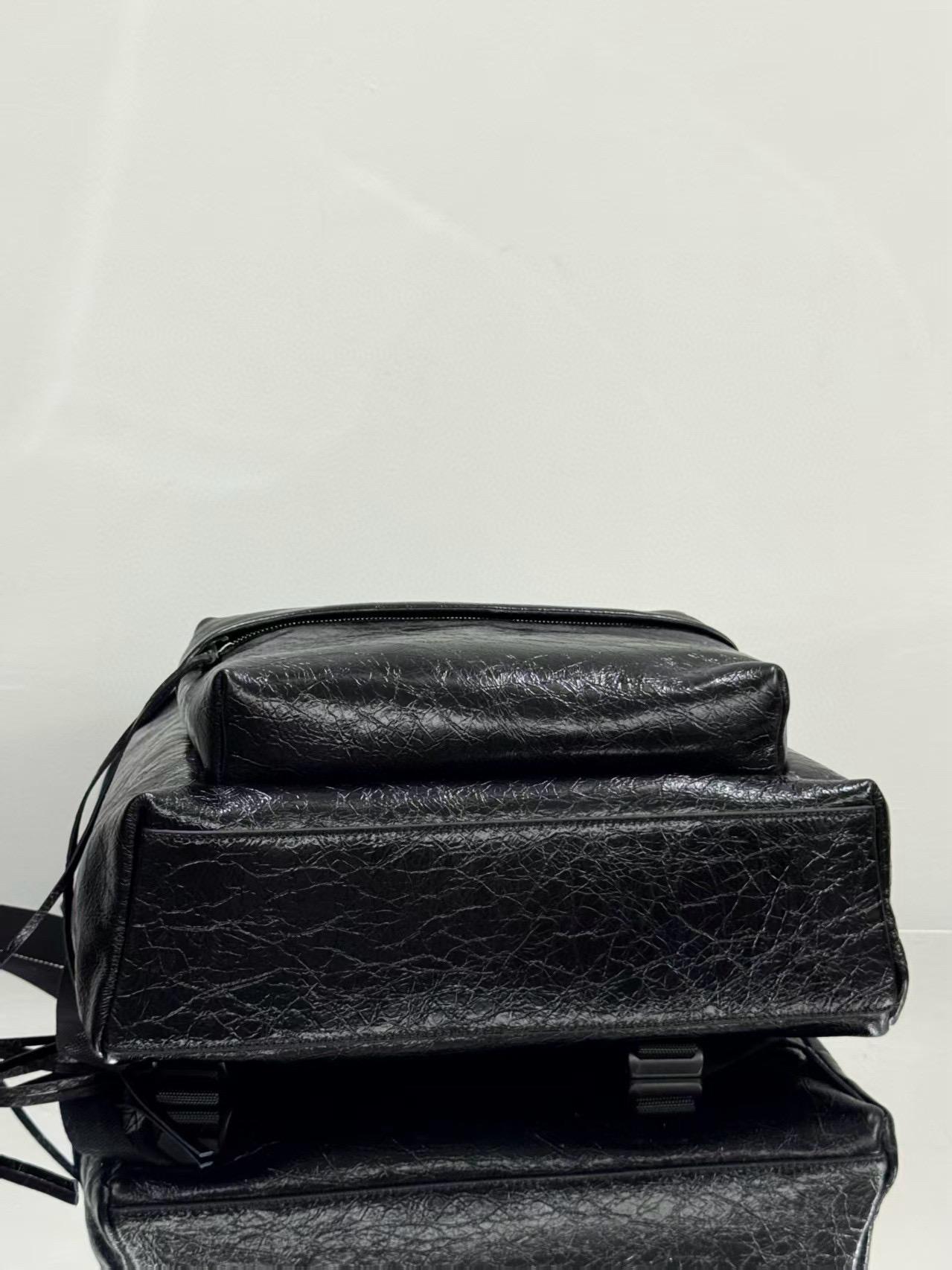 Balenciaga 발렌시아가 익스플로러 오일드 레더 블랙 백팩 4