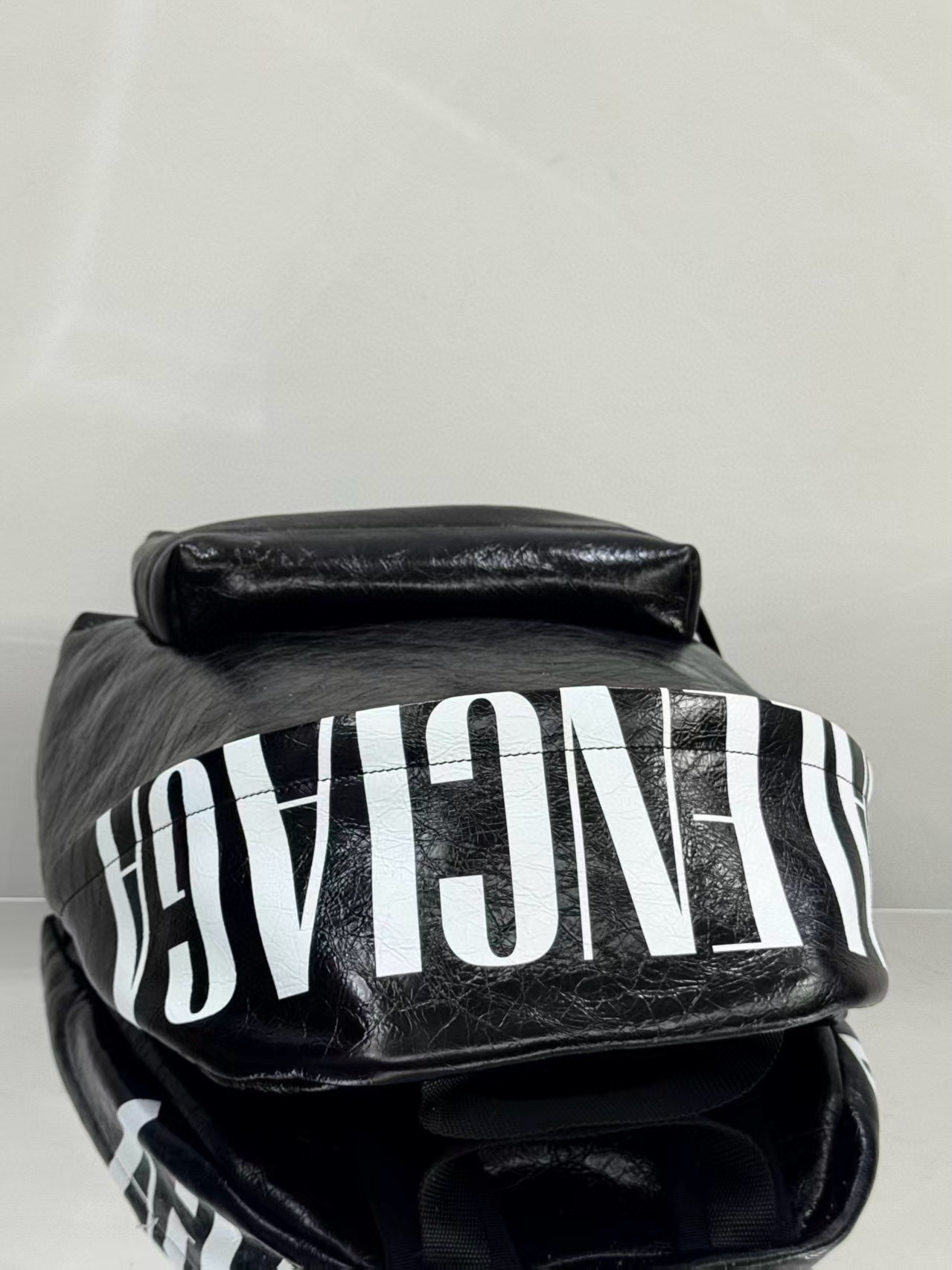 Balenciaga 발렌시아가 익스플로러 오일드 레더 블랙 백팩 5