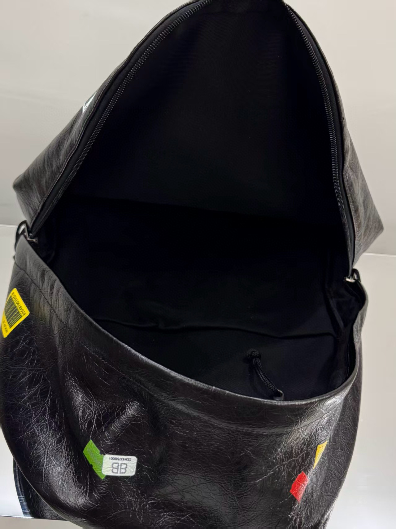 Balenciaga 발렌시아가 Explorer 시리즈 오일드 레더 스티커 장식 백팩 5