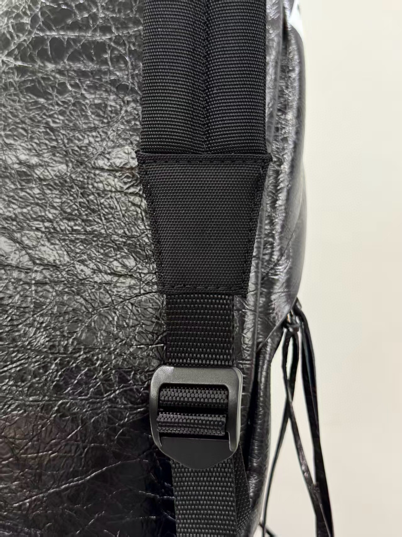 Balenciaga 발렌시아가 Explorer 시리즈 오일드 레더 스티커 장식 백팩 7