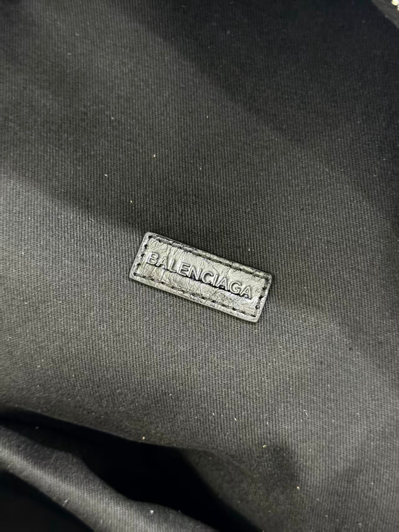 Balenciaga 발렌시아가 Explorer 시리즈 오일드 레더 스티커 장식 백팩 12