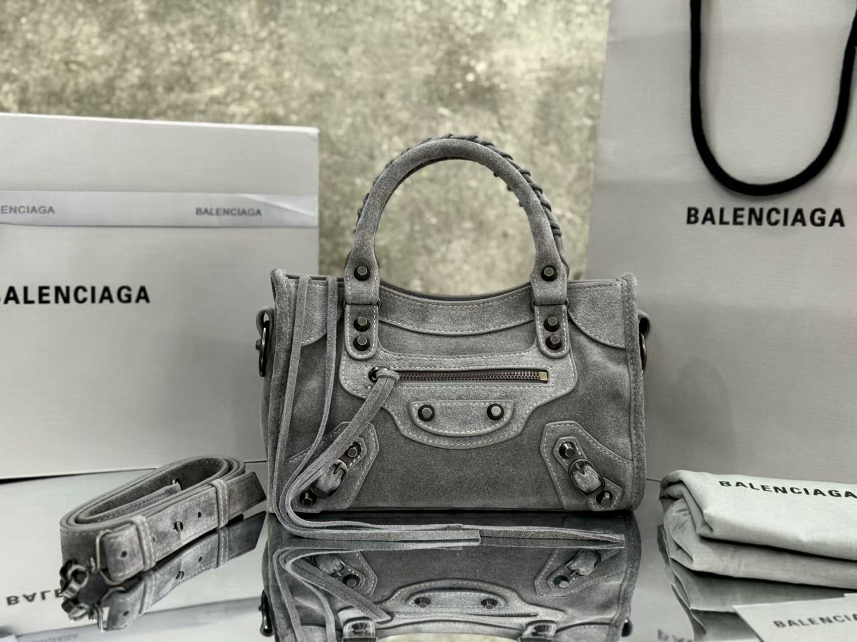 Balenciaga 발렌시아가 클래식 모터 시티백 스웨이드 그레이 1