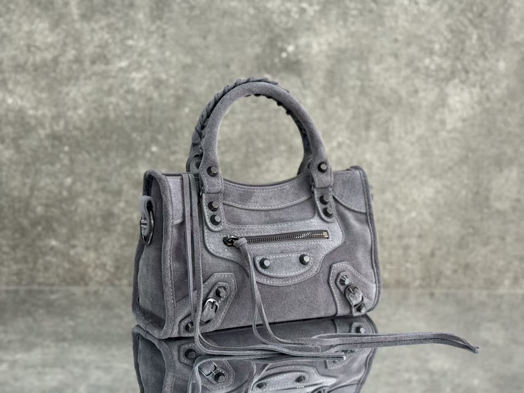 Balenciaga 발렌시아가 클래식 모터 시티백 스웨이드 그레이 2