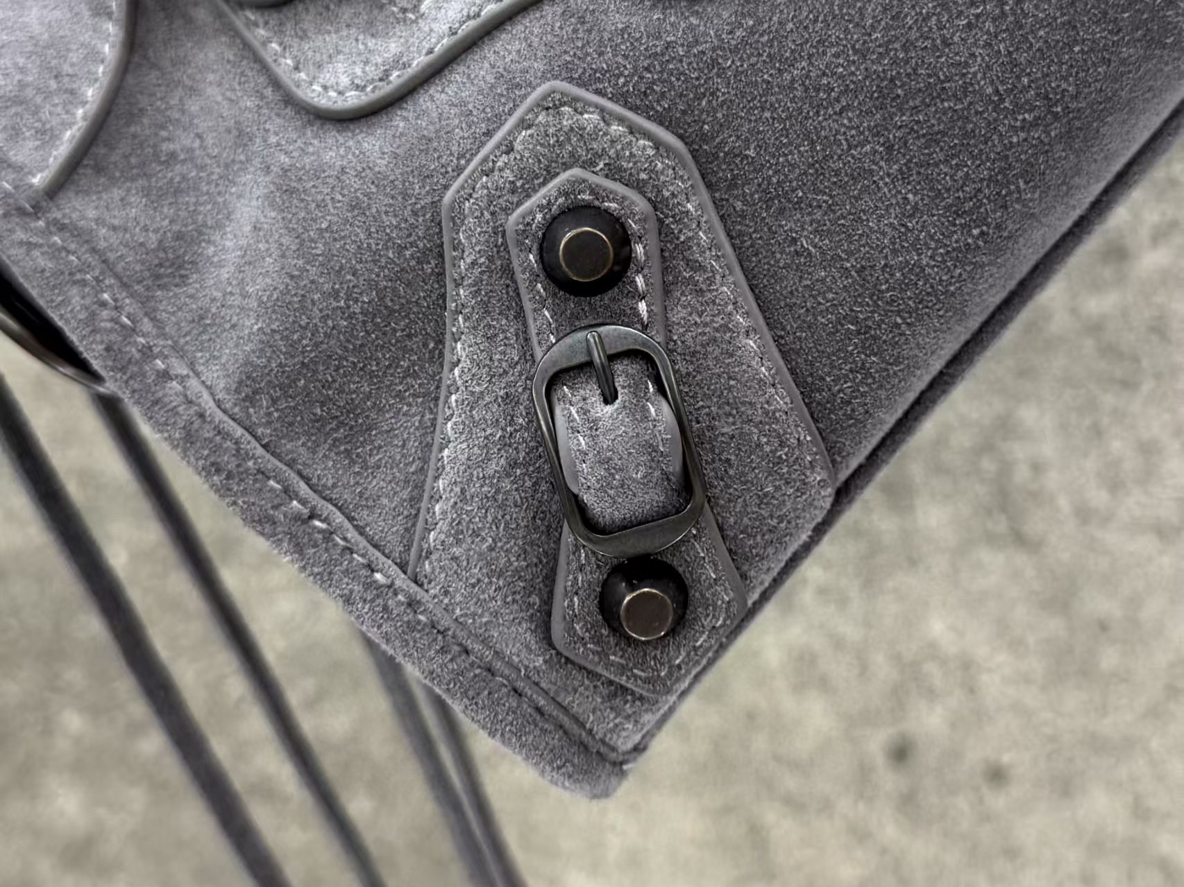 Balenciaga 발렌시아가 클래식 모터 시티백 스웨이드 그레이 4