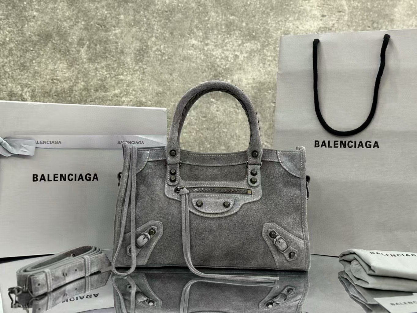Balenciaga 발렌시아가 클래식 그레이 스웨이드 모터 시티 토트백 1