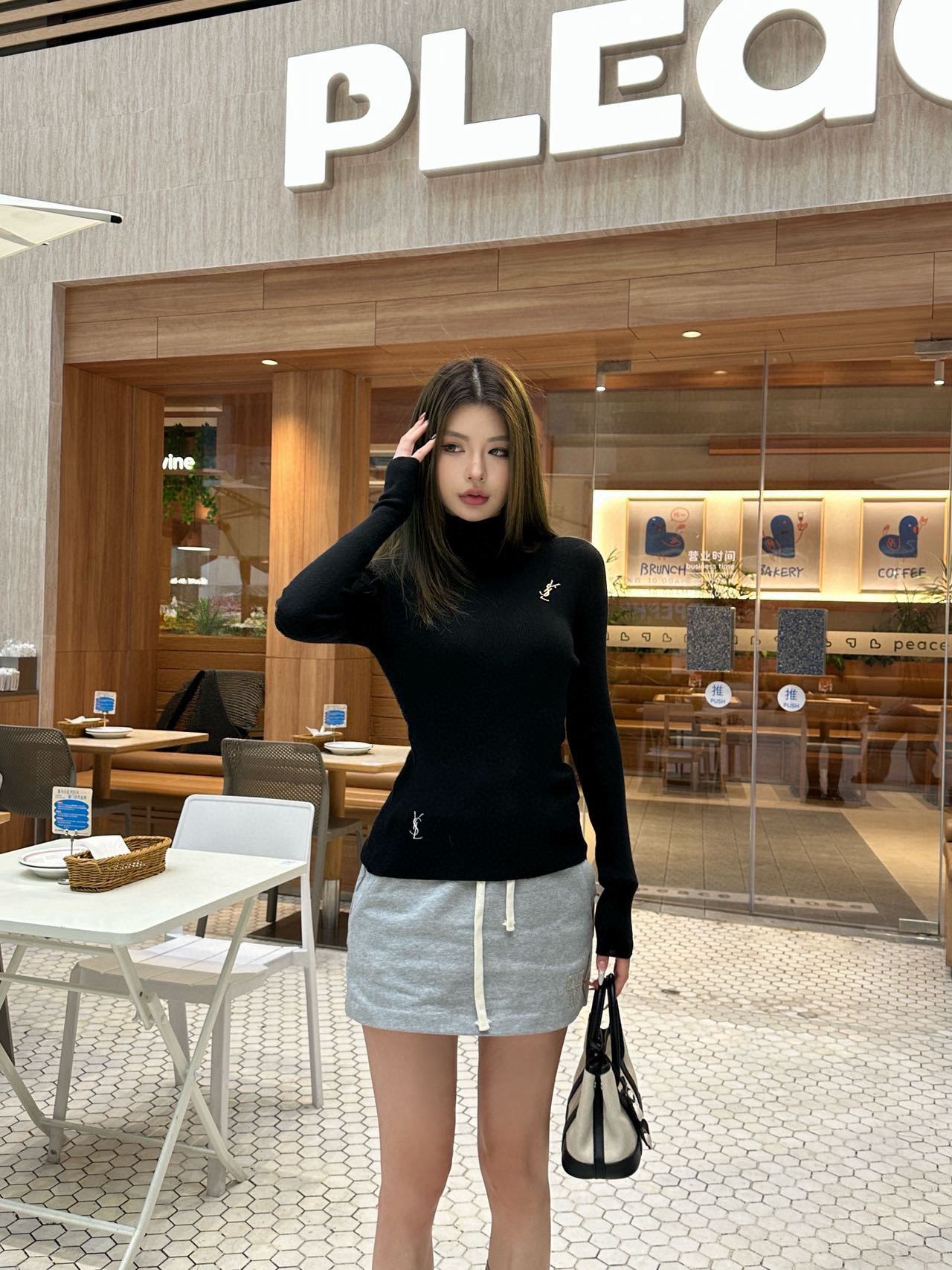 Saint Laurent 여성 하이넥 로고 니트 풀오버 4