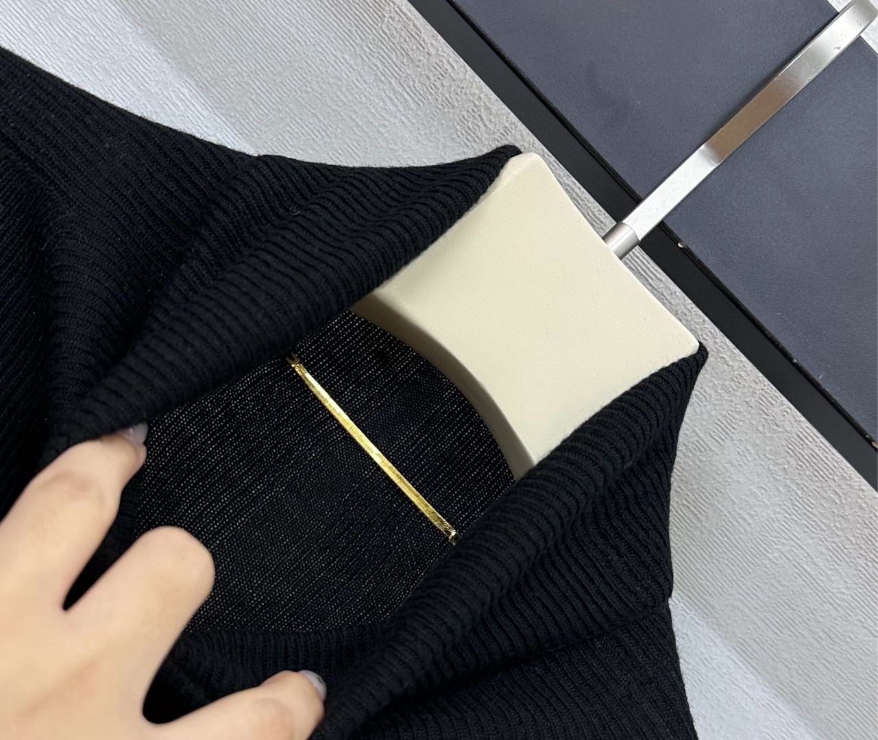 Saint Laurent 여성 하이넥 로고 니트 풀오버 9