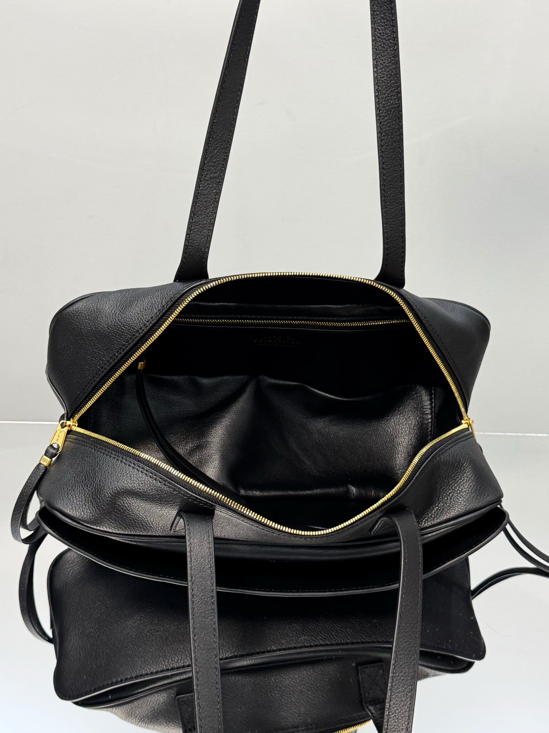 Balenciaga Carrie Bowling Small Bag 발렌시아가 캐리 볼링 스몰백 블랙 골드하드웨어 (8329201180) 33cm 3