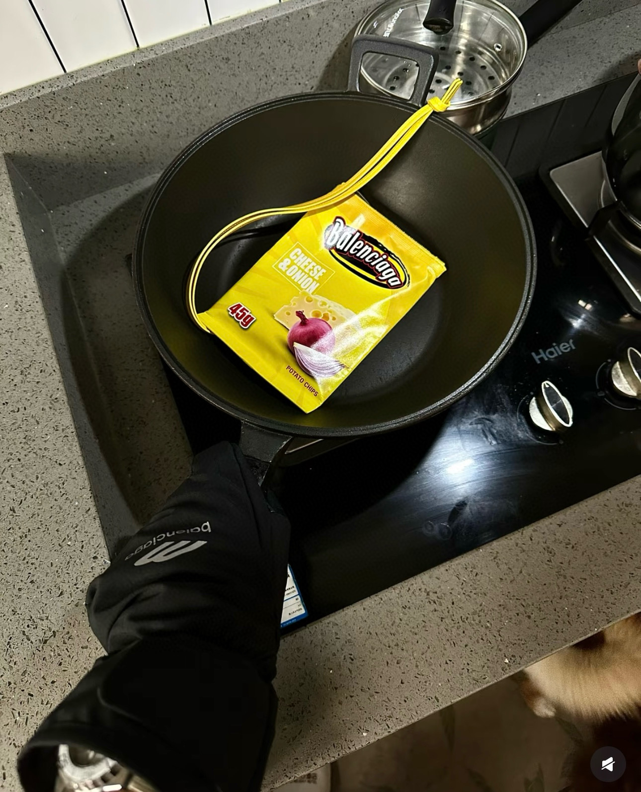 Balenciaga 발렌시아가 치즈 앤 어니언 포테이토칩 핸드폰 크로스백 6