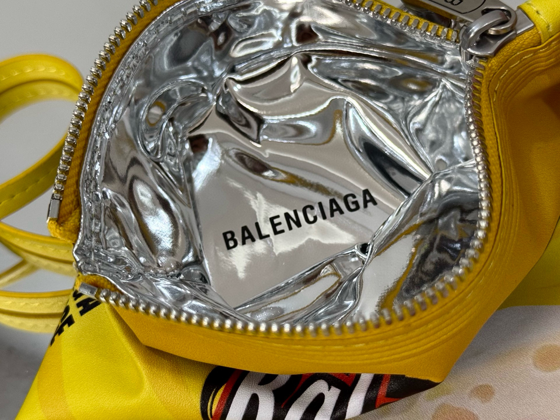 Balenciaga 발렌시아가 치즈 앤 어니언 포테이토칩 핸드폰 크로스백 12