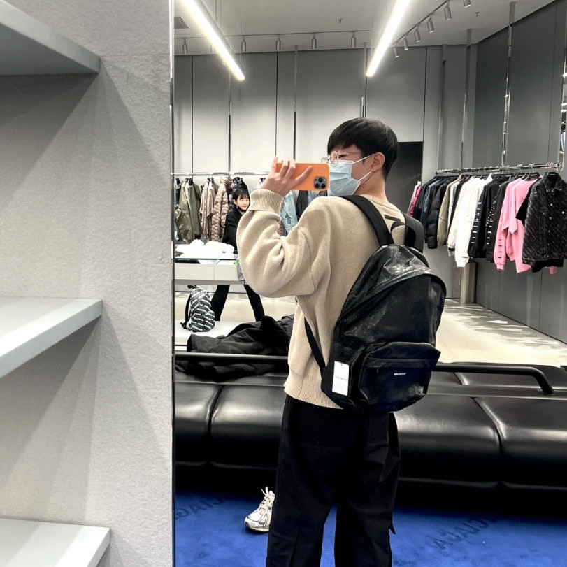 Balenciaga 발렌시아가 Explorer 시리즈 블랙 오일드 레더 백팩 1