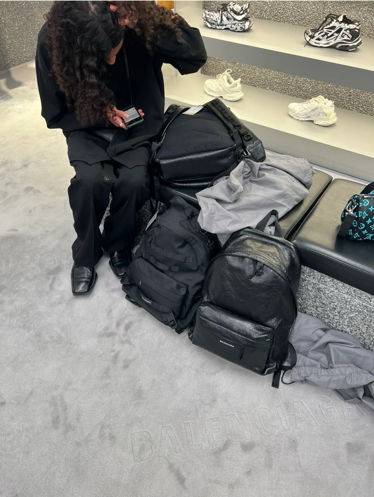 Balenciaga 발렌시아가 Explorer 시리즈 블랙 오일드 레더 백팩 3