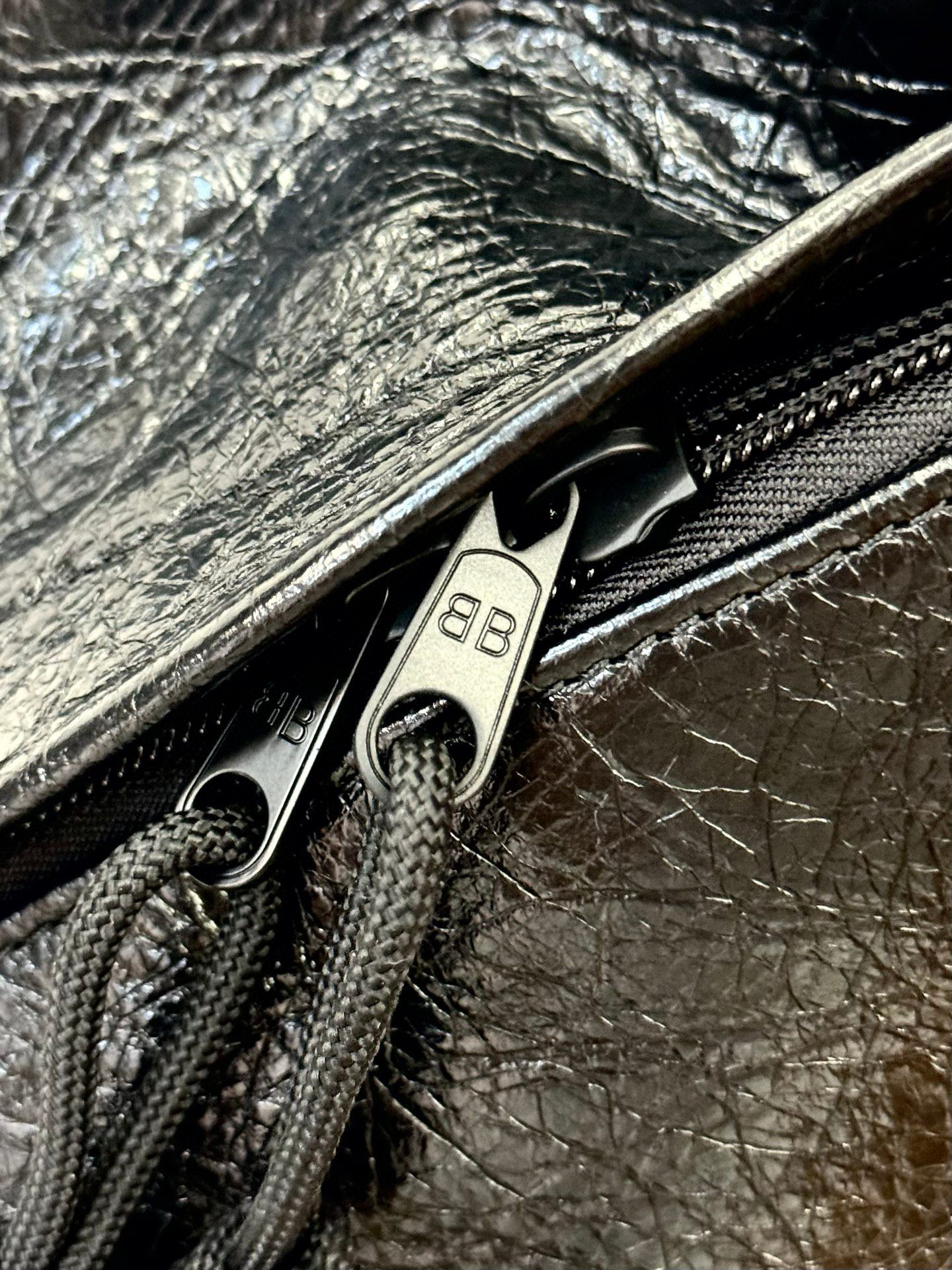 Balenciaga 발렌시아가 Explorer 시리즈 블랙 오일드 레더 백팩 17