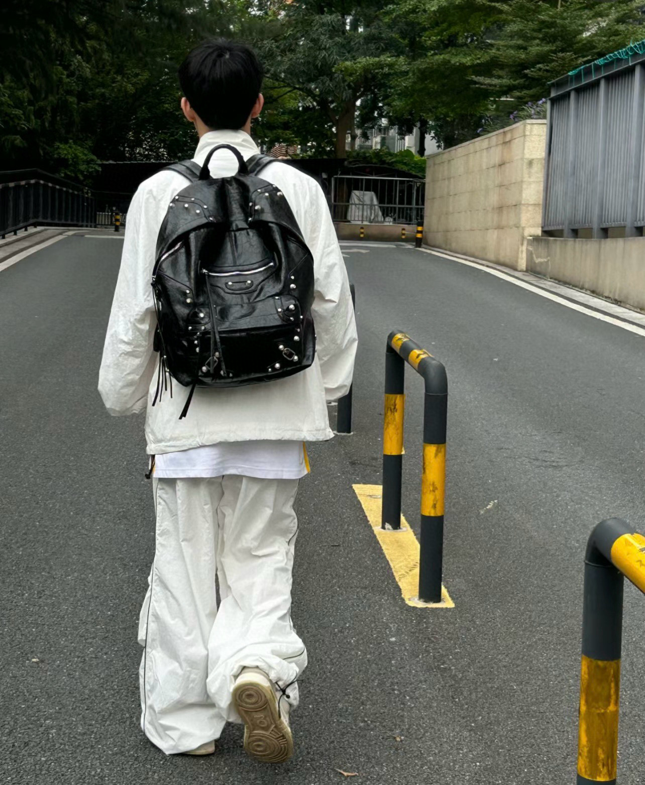 Balenciaga Le Cagole 발렌시아가 르 카골 스터드 레더 백팩 1