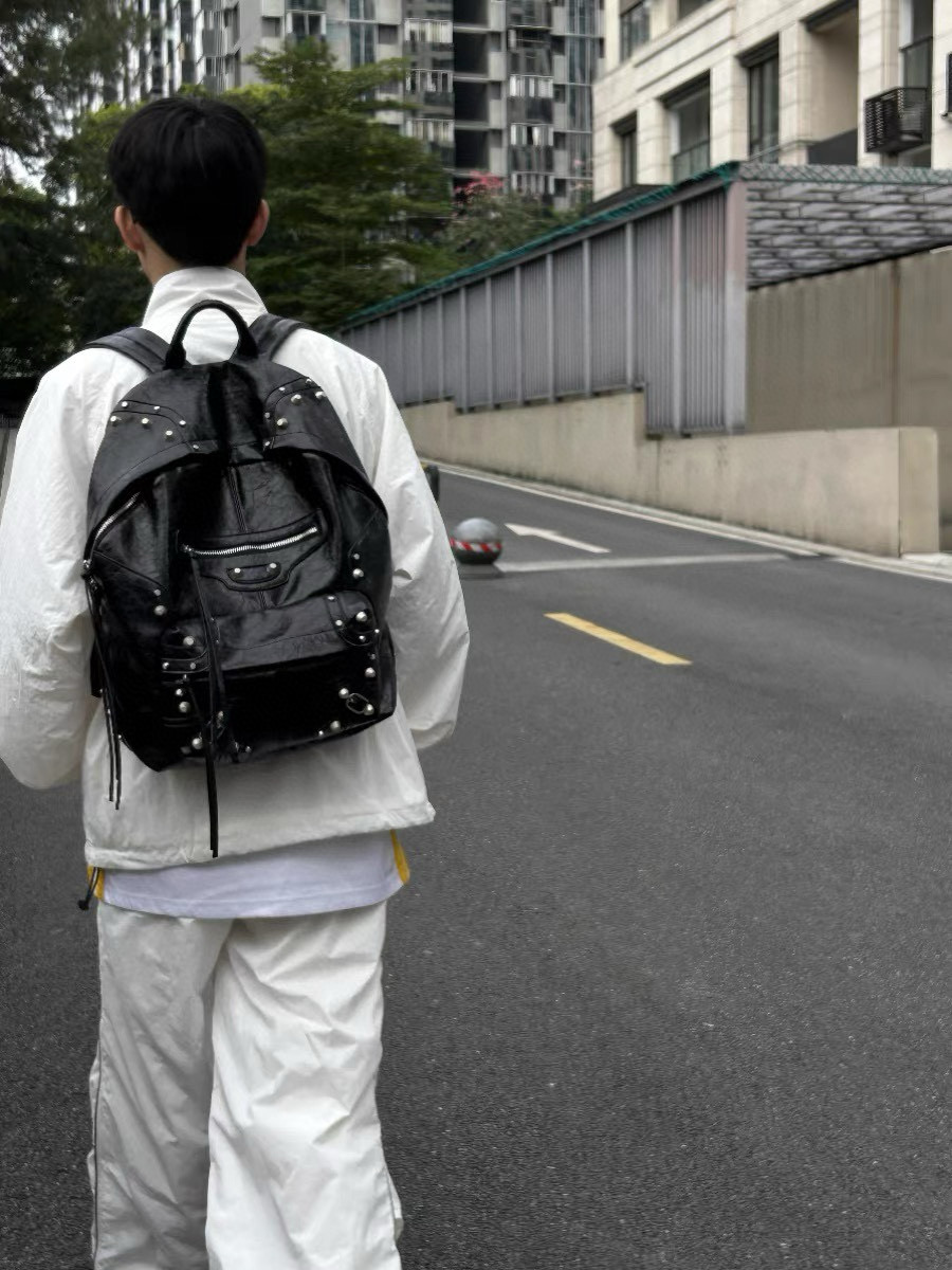 Balenciaga Le Cagole 발렌시아가 르 카골 스터드 레더 백팩 4