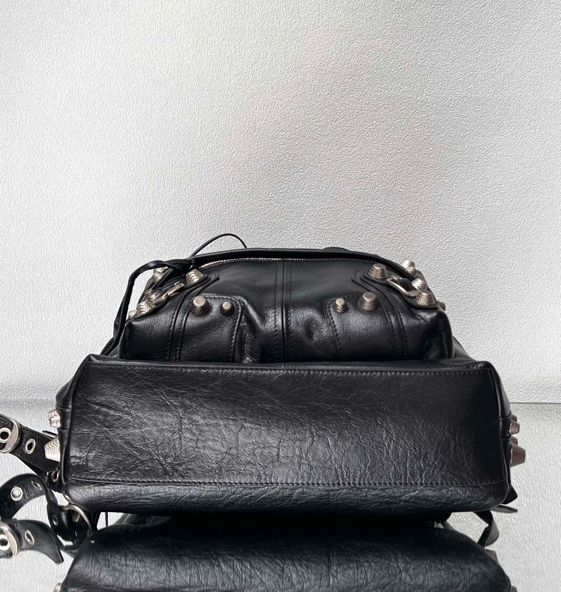 Balenciaga Le Cagole 발렌시아가 르 카골 스터드 레더 백팩 13