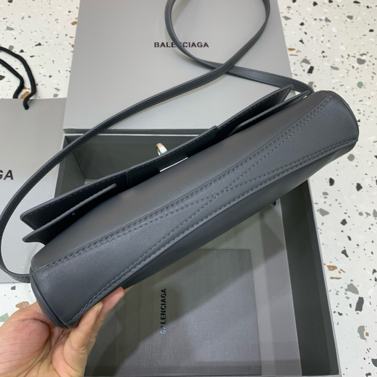 BALENCIAGA 발렌시아가 벨에어 벨 에어 클러치 플랩 백 4