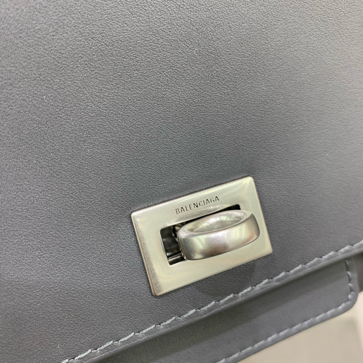 BALENCIAGA 발렌시아가 벨에어 벨 에어 클러치 플랩 백 5