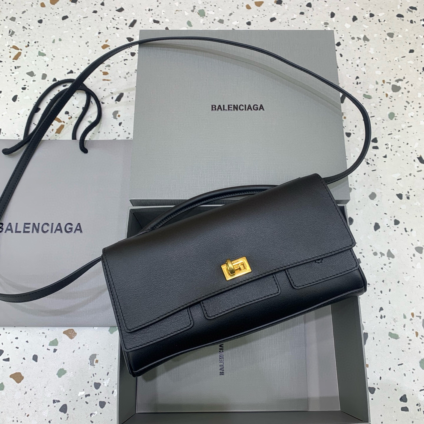 BALENCIAGA 발렌시아가 벨에어 클러치 플랩 숄더백 (블랙) 1