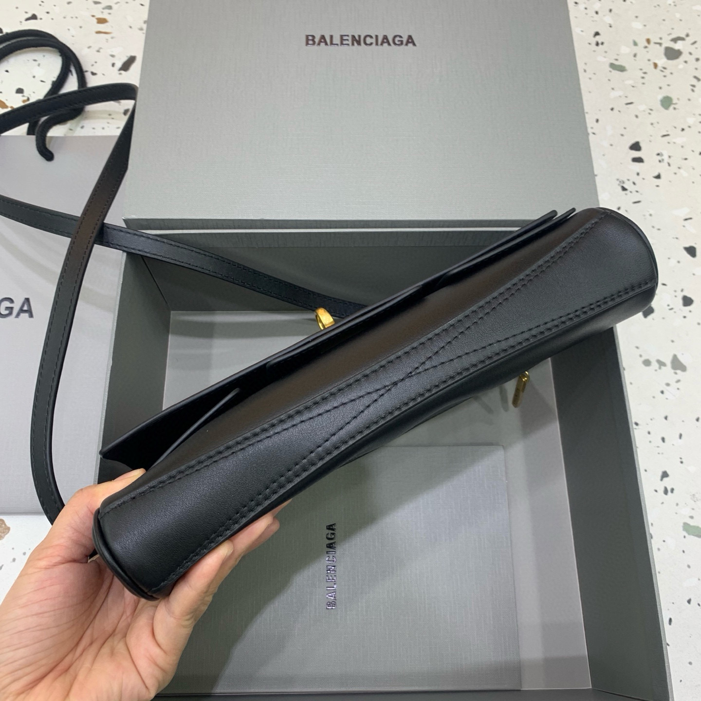 BALENCIAGA 발렌시아가 벨에어 클러치 플랩 숄더백 (블랙) 4