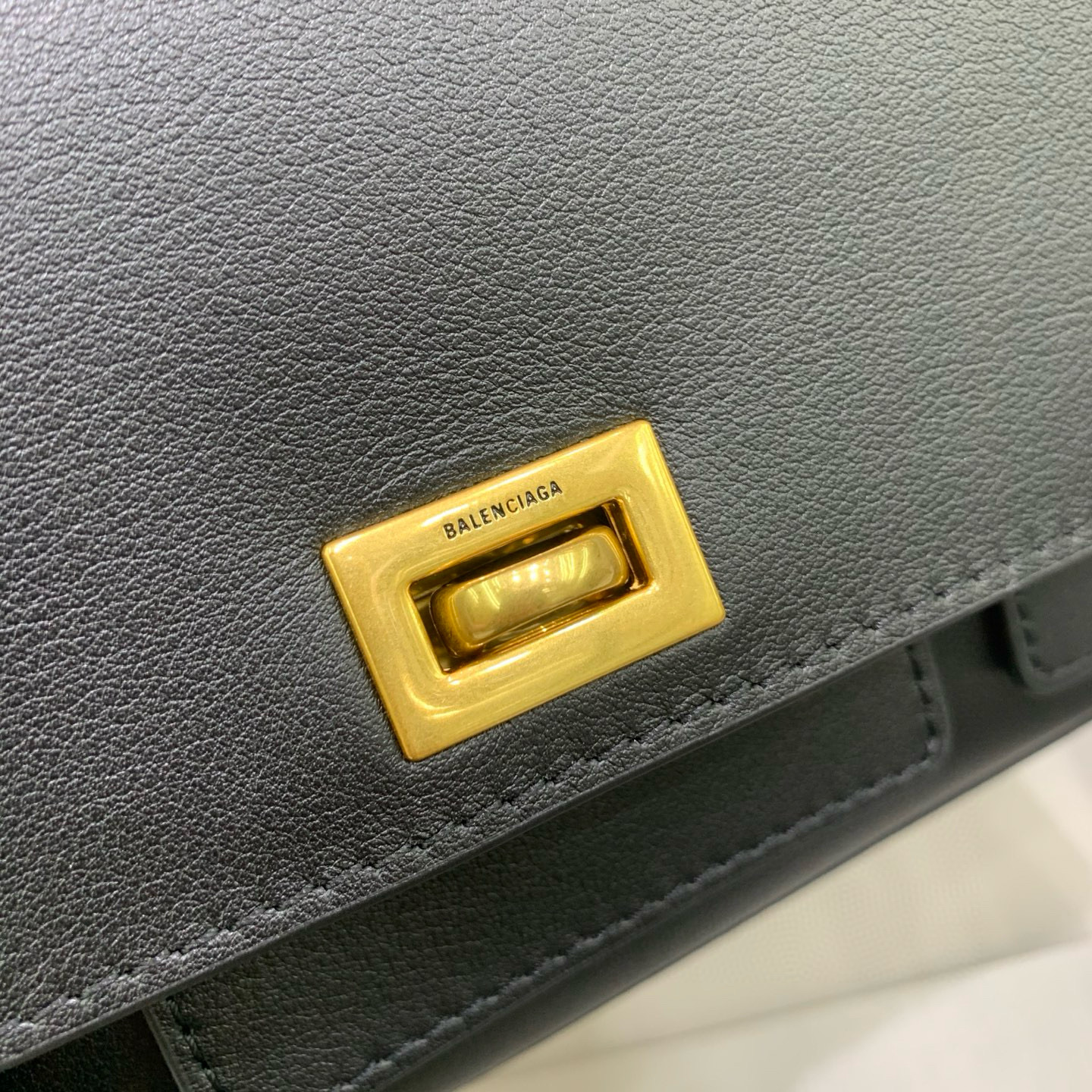 BALENCIAGA 발렌시아가 벨에어 클러치 플랩 숄더백 (블랙) 5