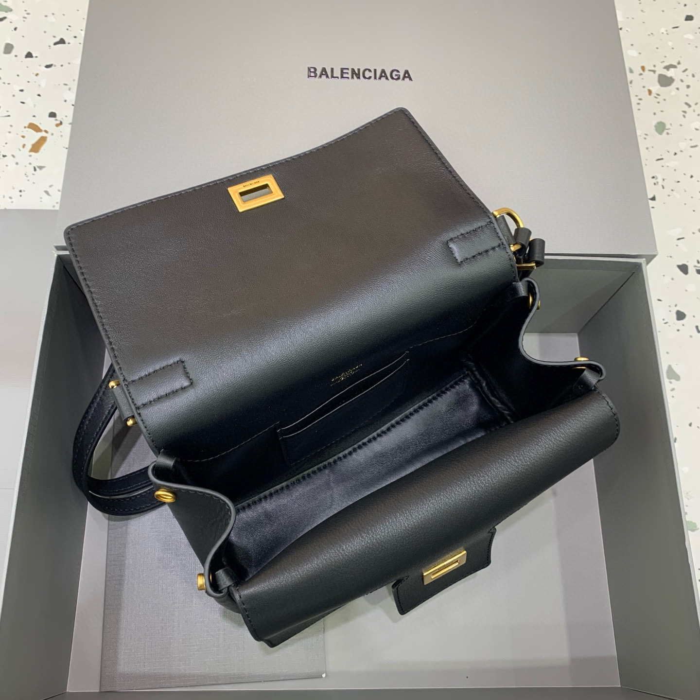 BALENCIAGA 발렌시아가 벨에어 플랩 숄더백 10