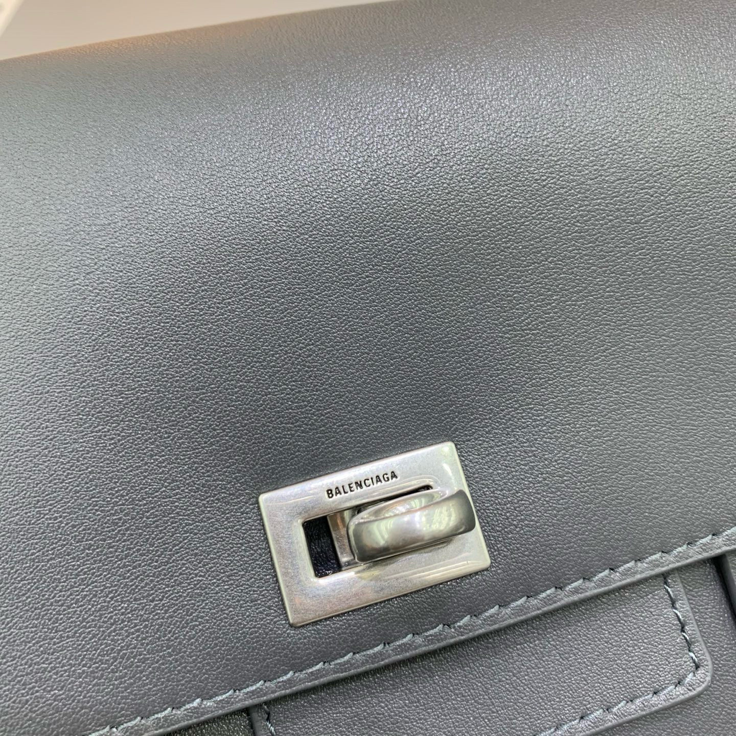 BALENCIAGA 발렌시아가 벨에어 플랩 숄더백 8