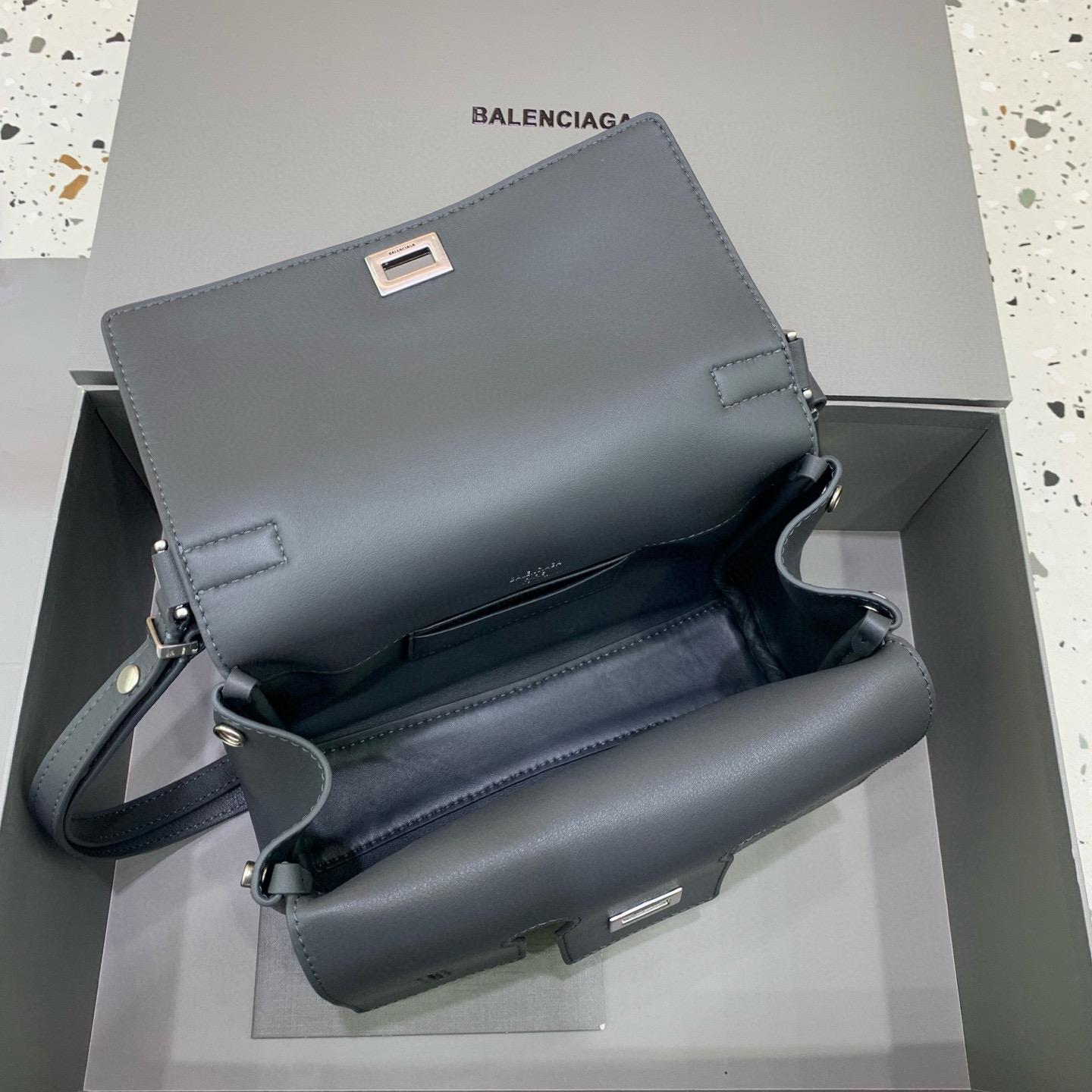 BALENCIAGA 발렌시아가 벨에어 플랩 숄더백 10